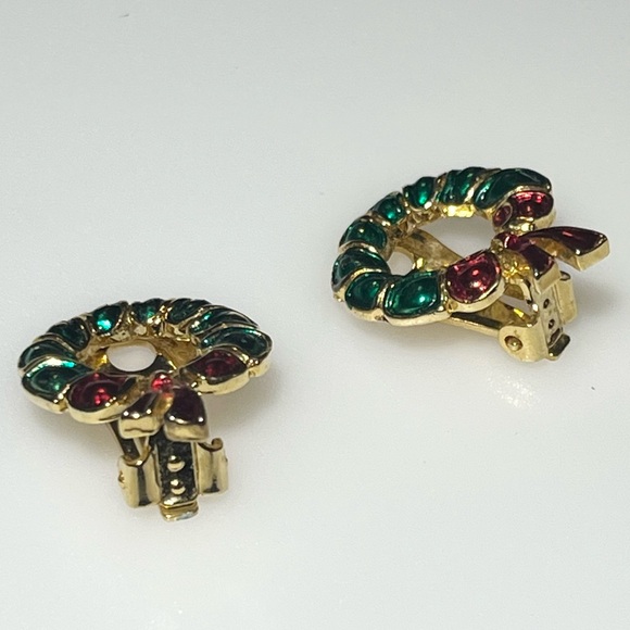 Vintage Gold Tone Red Green Enamel Christmas Wreath Clip On Earrings - Picture 9 of 16